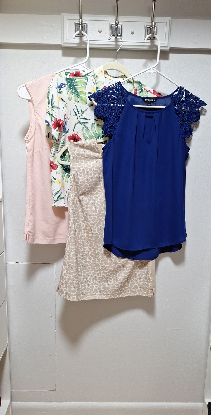 4 Women Tops Size XS Hawaiian 100% cotton. 3 Polyester